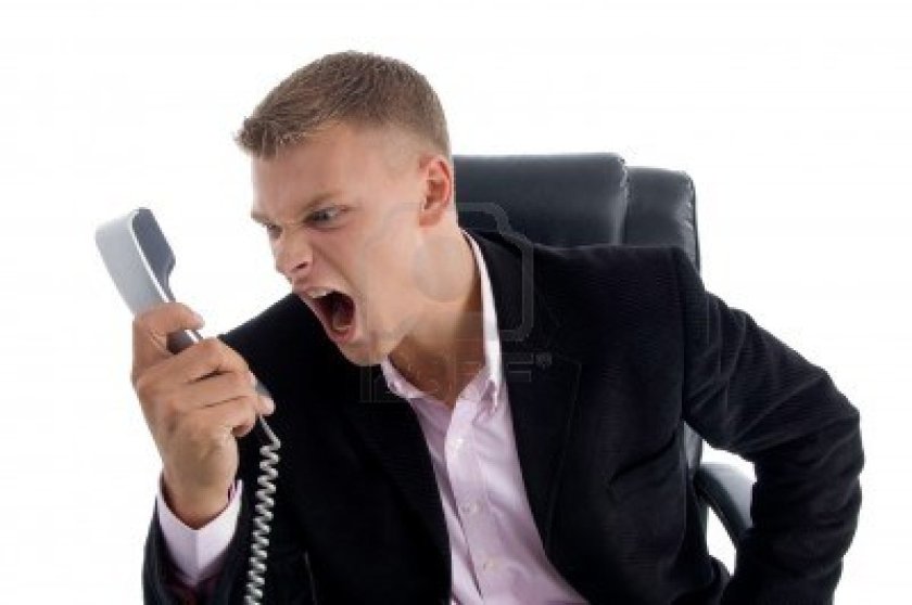 organisatie-manager-boos-geschreeuw-op-telefoon-in-een-kantoor